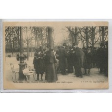 EL PARQUE RIVADAVIA DE PARIS ANTIGUA TARJETA POSTAL CIRCA 1906 FILATELISTAS CANJEANDO EN CHAMPS ELYSEES, MUY RARA ES DE LA EDICION PARIS VECU